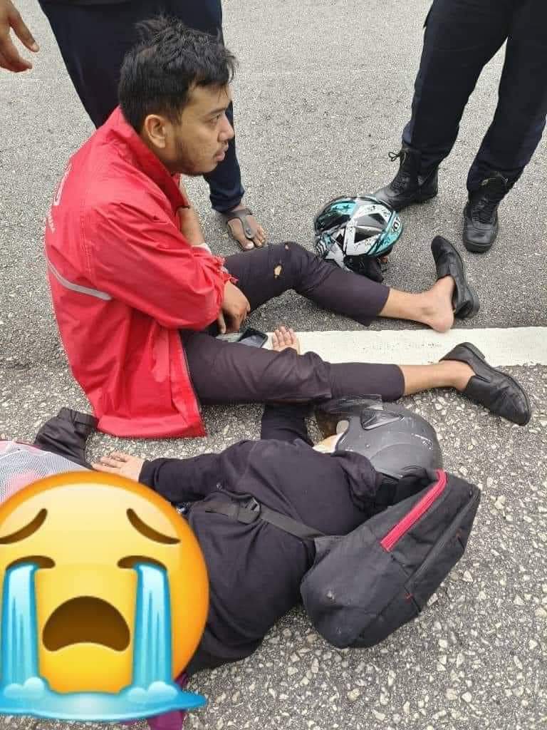 makcikhijau_'s tweet photo. Difahamkan kenderaan Vellfire putih yang melanggar mangsa adalah milik anak mantan PM. Hanya 2 buah Vellfire putih berada di atas jalan berkenaan ketika kejadian. Diharapkan pihak PLUS boleh rujuk CCTV untuk membantu mangsa berkenaan. https://t.co/Dja6tfmqWf