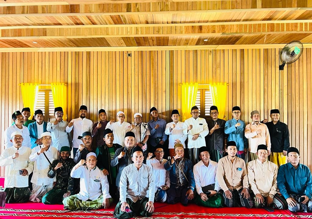 islah_bahrawi's tweet photo. Kali ini berkumpul dgn para ulama di Madura utk melawan POLITISASI AGAMA. Umat beragama seringkali ditipu oleh politisi yg membajak jubah2 kesalehan. Padahal kelak mrk jg akan sibuk dgn kejayaan duniawinya. Itulah mengapa, POLITISASI AGAMA rata2 hanya dilakukan oleh para Pembual. https://t.co/HQAfDC3g0G