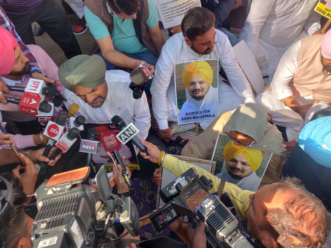 parteekmahal's tweet photo. #SidhuMooseWala's father Balkaur Singh Sidhu &amp; mother Charan Kaur starts a sit-in protest outside Punjab Vidhan Sabha assembly  demanding justice for their son. https://t.co/iPBSZAPbT7