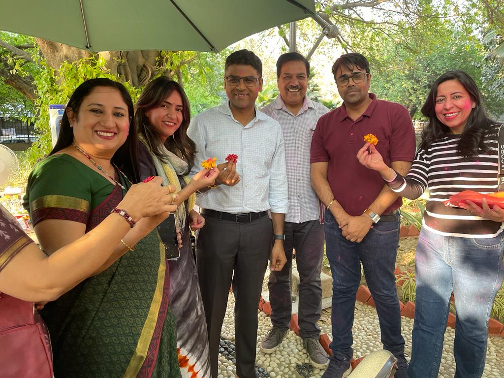 माननीय शिक्षा निदेशक सर के साथ टीम DMVS शिक्षा निदेशालय में आयोजित बैठक में टीम DMVS ने विचार साझा किए जिसमें वर्चुअल शिक्षण की चुनौतियों,सफलताओं और नवाचारों के सन्दर्भ में बातचीत हुई| सर से प्राप्त अभिप्रेरणा व प्रशंसा से वर्चुअल शिक्षण में नव-आयामों का प्रभावशाली आकार ले रहा है