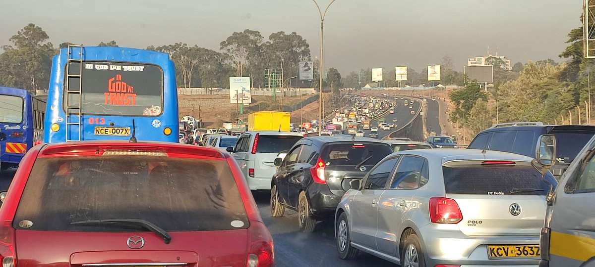 lazzoh_oti's tweet photo. Current status of thika road @Ma3Route  at muthaiga use alternative route if possible https://t.co/YH1SkxzdGe