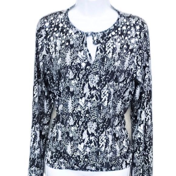PhoenixGravy's tweet photo. So good I had to share! Check out all the items I'm loving on @Poshmarkapp #poshmark #fashion #style #shopmycloset #michaelmichaelkors #forloveandlemons #figs: https://t.co/39jW4r4iU8 https://t.co/DQIyIgQ7Bf