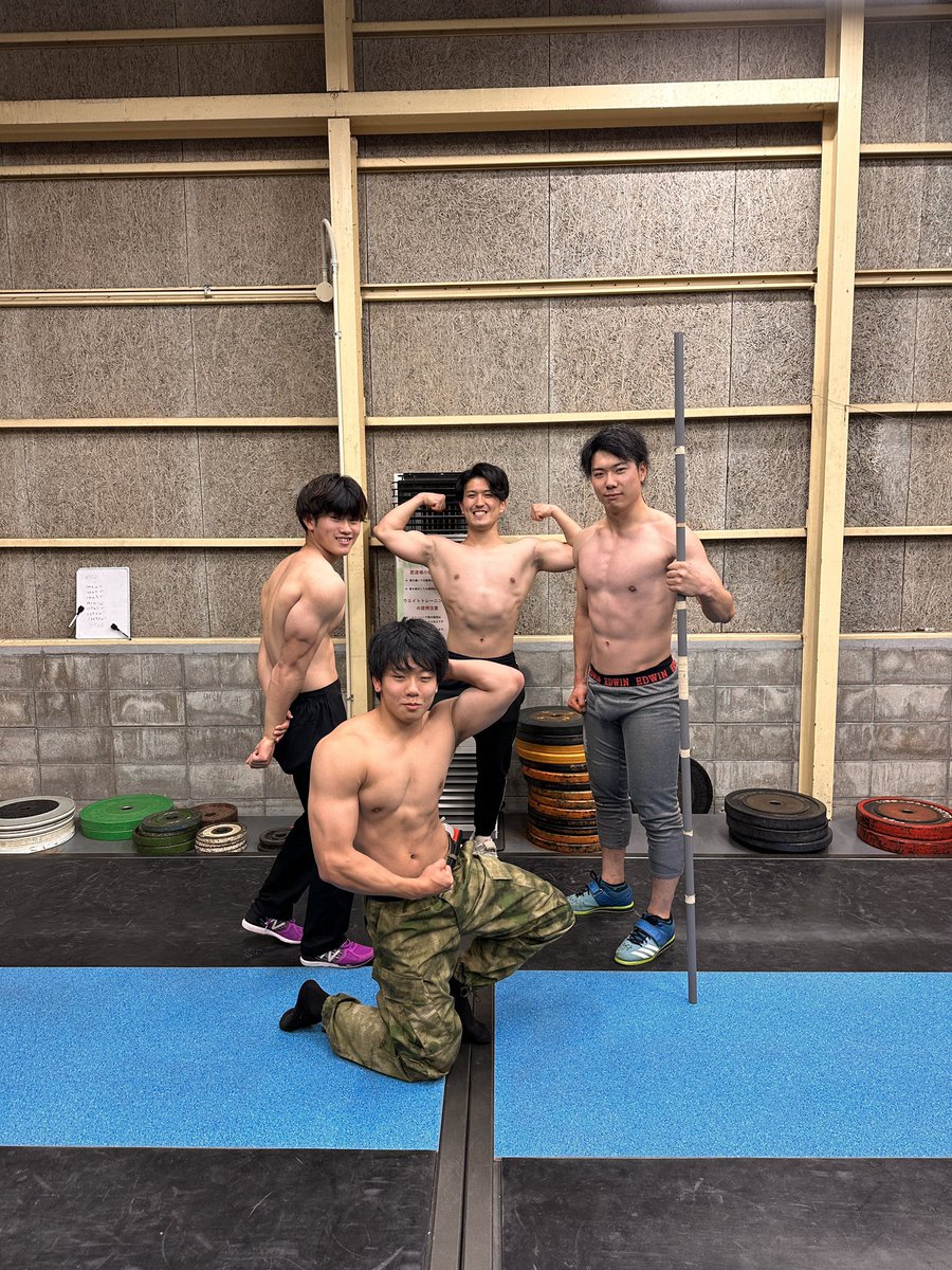 kasugatter's tweet photo. みなさん、
合格おめでとうございやす🎉🎉🎉
春日からお伝えしたいことがありやす
まだサークルを決めてないそこの君！！
バーベルクラブで一緒に筋トレしよう‼︎
愉快な先輩達が待ってます

#春から室工
#春から室工大
#春から室蘭工業大学 https://t.co/3Ptd4UeEat