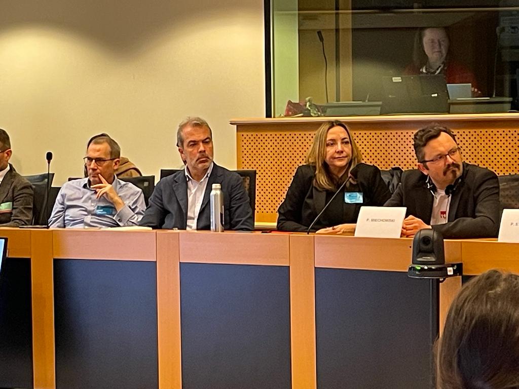 🇪🇺Primera mesa redonda en <a href="/EUparliament/">European Parliament</a>: ¿Cómo contribuyen los videojuegos al futuro de los desarrollos tecnológicos? Debatimos sobre:

🤖¿Cómo ha contribuido el sector a la innovación?

🧩¿Cómo pueden los videojuegos resolver problemas antiguos?

🥽Entornos inmersivos!