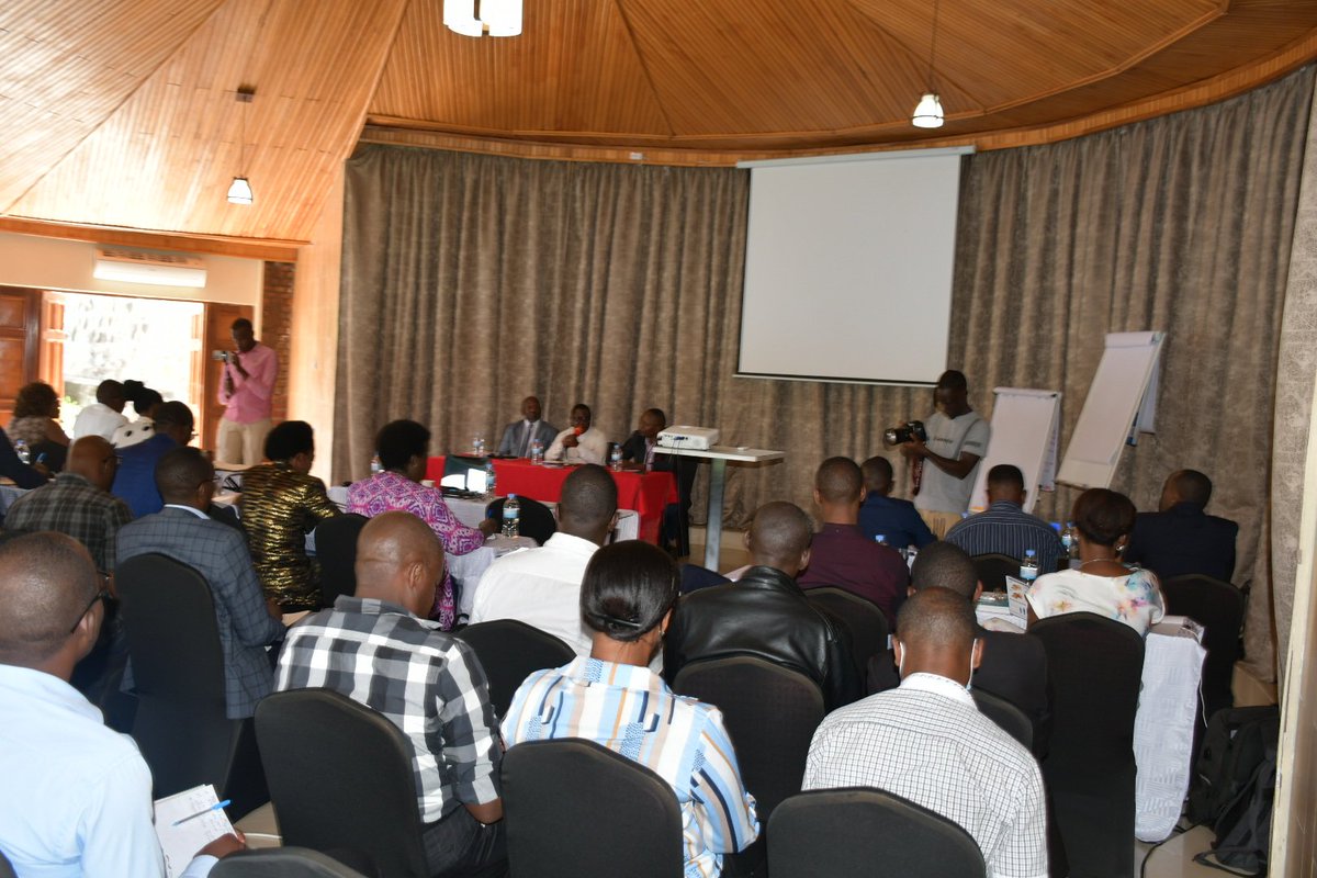 RwandaWest's tweet photo. I Karongi hateraniye inama yo ku rwego rw'Intara igamije kugaragaza ibyavuye mu bushakashatsi bwakozwe ku mibereho n'ubuzima by'abaturage. Ni ubushakashatsi bwakozwe mu 2019/2020 aho bwibanze ku buzima bw'umubyeyi n'umwana. Inama iyobowe na Guverineri @HabitegekoFran1 https://t.co/XqIisMT11j
