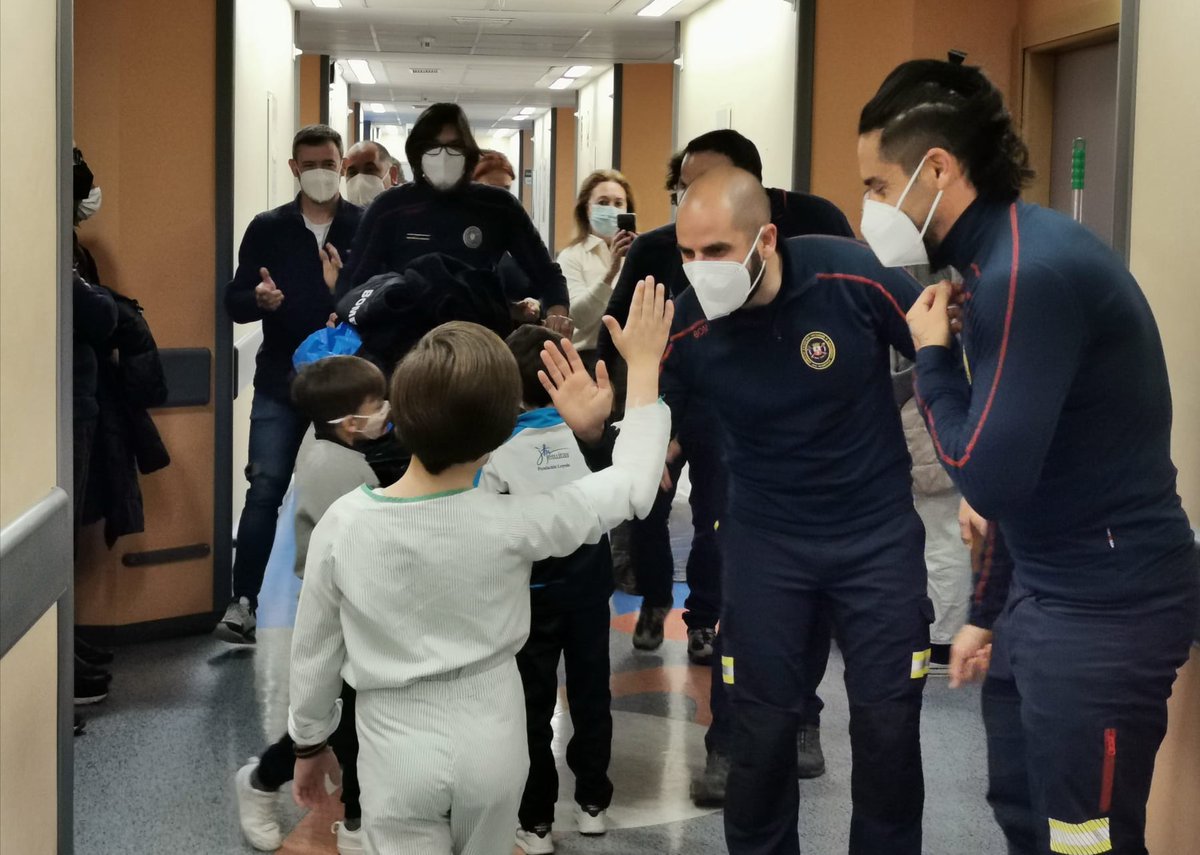 Maňana de diversión para los más pequeños del #HospitalValme gracias a la solidaridad de la Asociación Deportiva y Cultural de <a href="/BOMBEROS_DH/">BOMBEROS DOSHERMANAS</a>. GRACIAS!

#HumanizAGSSurSevilla
#HumanizAndal
#SomosValme