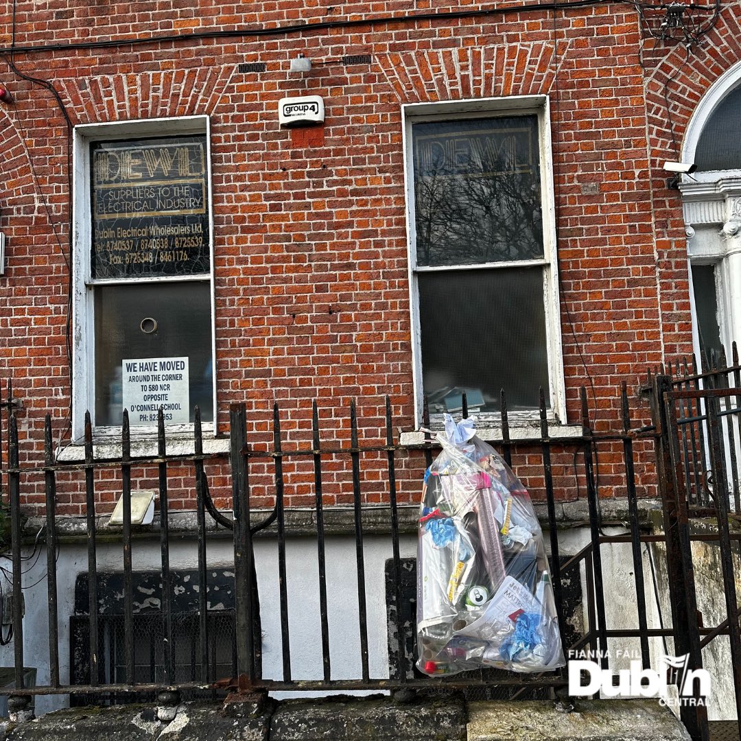 FFDublinCentral's tweet photo. Sadly illegal dumping is a regular occurrence around Mountjoy Square despite the numerous complaints of residents. The North Inner City deserves better. Do you think offenders should be named and shamed? #illegaldumping #dublincity #mountjoysquare https://t.co/1JuK327TQk