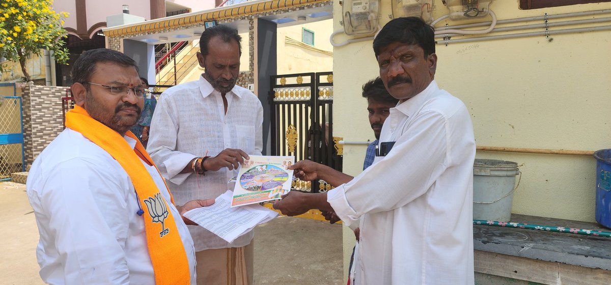 AvulaNagendraK1's tweet photo. ఈరోజు కడప పశ్చిమరాయలసీమ పట్టభద్రుల #MLCBJP అభ్యర్థి @NRaghavendraBJP గారికి మొదటి ప్రాదాన్యత ఓటు వేసి,వేయించి అత్యధిక మెజారిటీతో గెలిపించాలని ప్రచారం చేయడం జరిగింది. @somuveerraju @BJPMadhukarAP #ObcMorchaAndhraPradesh @drlaxmanbjp #ApObcmorcha #Bjpobcmorcha #MLCElections #Kadapa https://t.co/OCqMSIiT3n