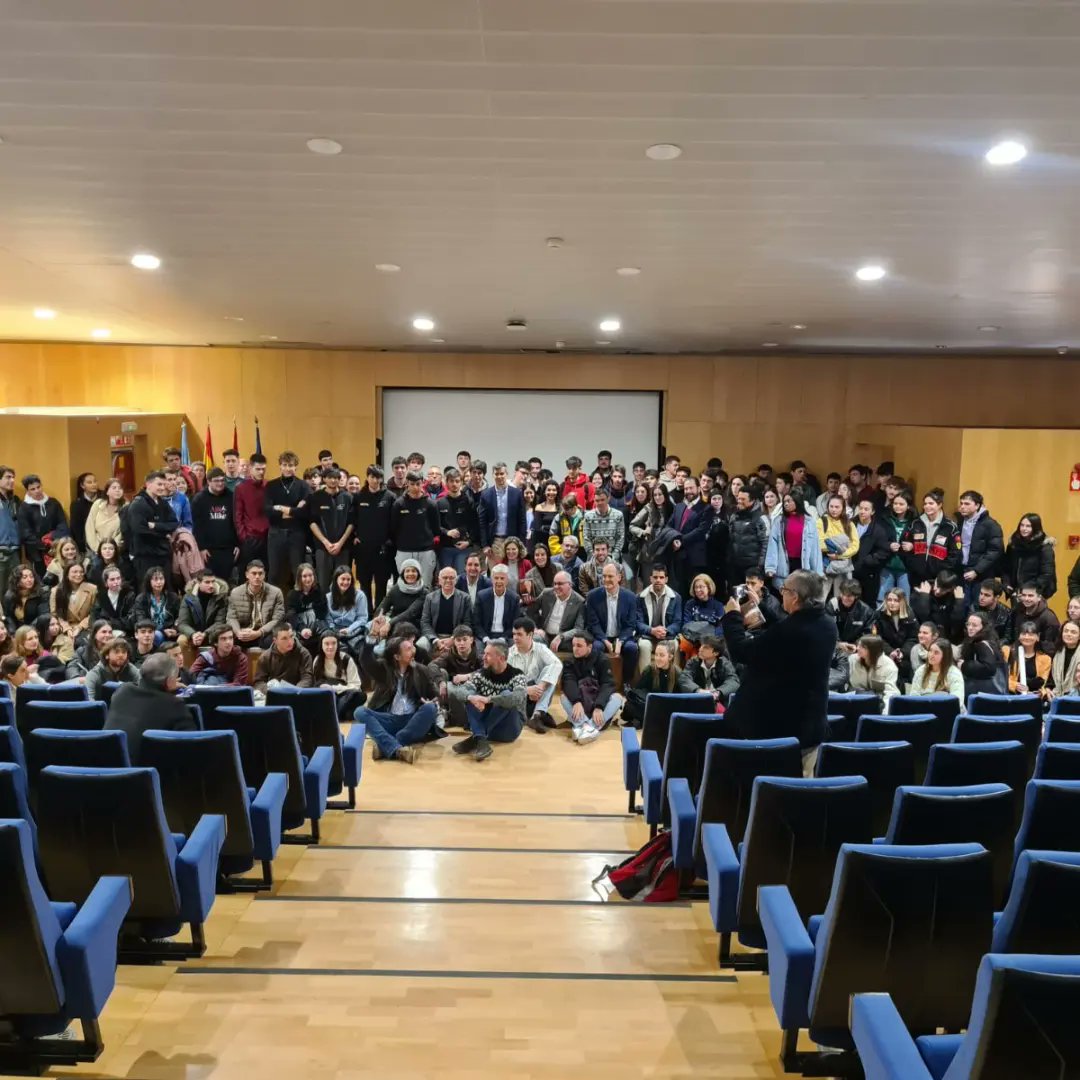 OIAA_URJC's tweet photo. El pasado día 2 de marzo tuvo lugar una charla preciosa "Encuentro con María de Villota" organizado por el Vicerrectorado de calidad y estrategia de la URJC, impartida por Emilio de Villota  padre de María, y Alfonso Jiménez, director de la Fundación deporte joven del CSD. https://t.co/B7Lz9mtCgY
