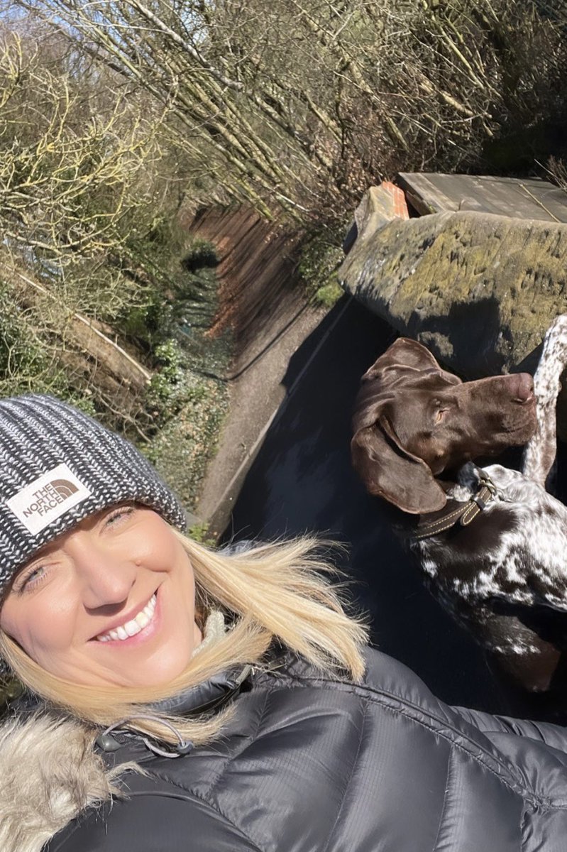 Starting the day right with some lovely fresh air 🥶 🐶