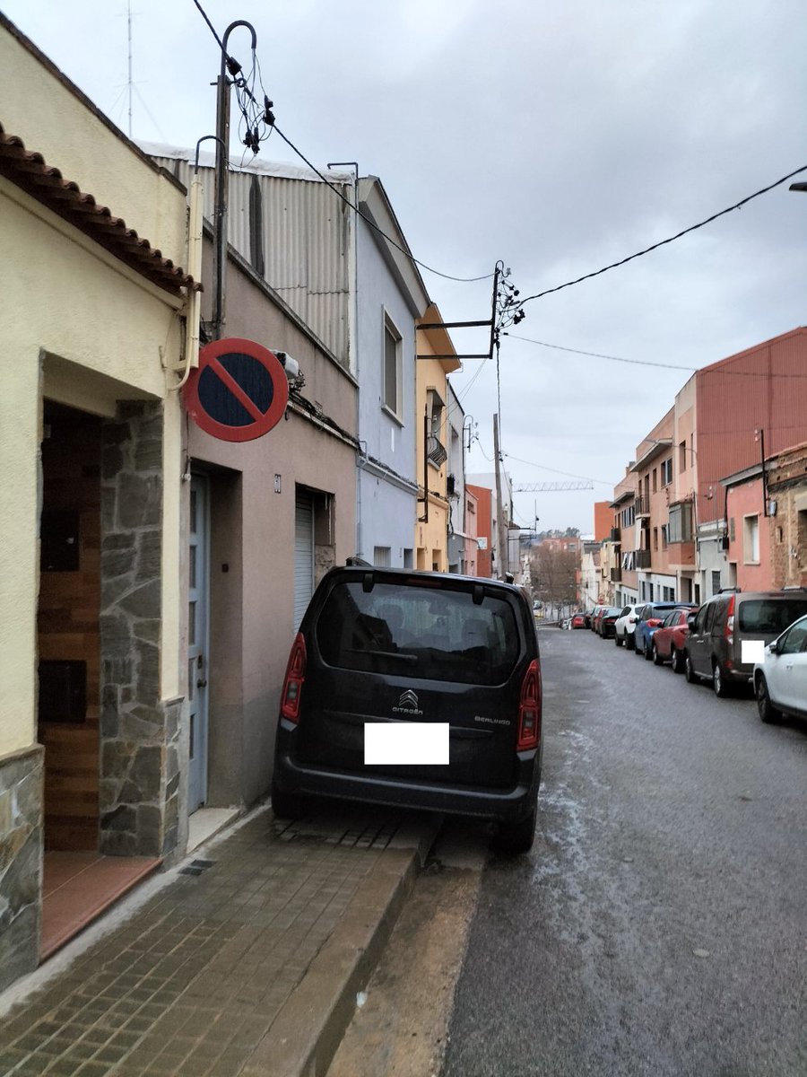 AfectadosSerraCameroSBD (@afecserracamero) on Twitter photo Otr@ vecin@ que cree que esa placa es una #anuncio o #cartel y que le importa nada y menos los #derechos de las #PersonasConMovilidadReducida... un poco como a <a href="/PoliciaSabadell/">Policia Sabadell</a> , <a href="/Aj_Sabadell/">Ajuntament Sabadell</a> y <a href="/socmartafarres/">Marta Farrés/❤️</a> #CotxesVoreresSabadell #incivismo #normas #ciudadanosdesegunda Otr@ vecin@ que cree que esa placa es una #anuncio o #cartel y que le importa nada y menos los #derechos de las #PersonasConMovilidadReducida... un poco como a <a href="/PoliciaSabadell/">Policia Sabadell</a> , <a href="/Aj_Sabadell/">Ajuntament Sabadell</a> y <a href="/socmartafarres/">Marta Farrés/❤️</a> #CotxesVoreresSabadell #incivismo #normas #ciudadanosdesegunda