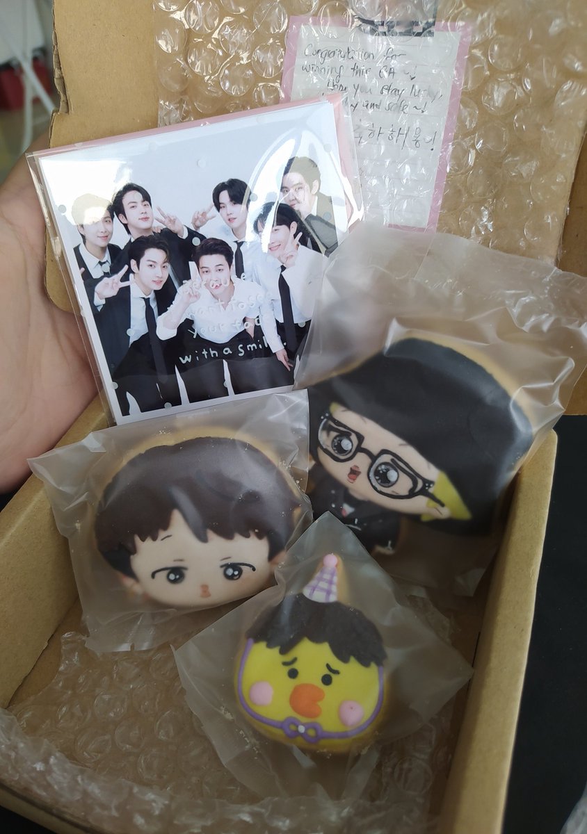lilsweetpie_'s tweet photo. Giveaway prize from @Beesuan2 safely arrived to me!! GOSHHHH THE COOKIES IS SO DAMN CUTEEEEE!!😭 The cookies is too cute for me to eat it but I'm so curious about the taste😂🥹 Btw thank you so much for this giveaway!! I really really love the prize💜🥹 https://t.co/7QoZ5YKBr5