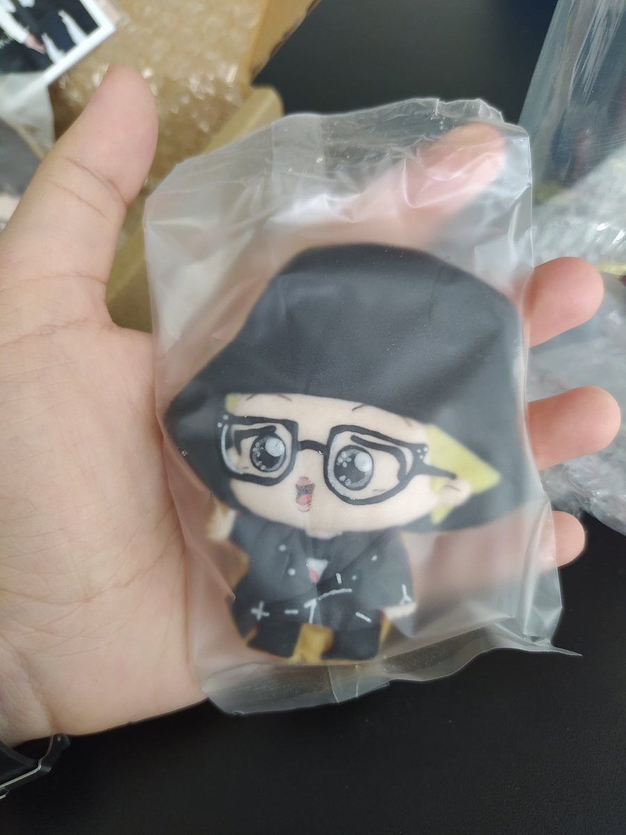 lilsweetpie_'s tweet photo. Giveaway prize from @Beesuan2 safely arrived to me!! GOSHHHH THE COOKIES IS SO DAMN CUTEEEEE!!😭 The cookies is too cute for me to eat it but I'm so curious about the taste😂🥹 Btw thank you so much for this giveaway!! I really really love the prize💜🥹 https://t.co/7QoZ5YKBr5