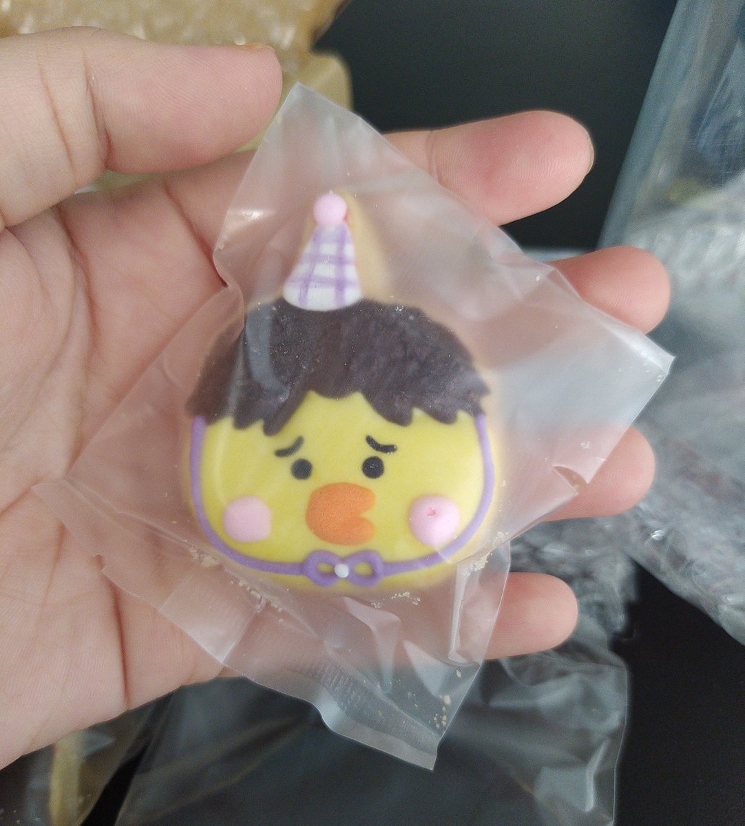 lilsweetpie_'s tweet photo. Giveaway prize from @Beesuan2 safely arrived to me!! GOSHHHH THE COOKIES IS SO DAMN CUTEEEEE!!😭 The cookies is too cute for me to eat it but I'm so curious about the taste😂🥹 Btw thank you so much for this giveaway!! I really really love the prize💜🥹 https://t.co/7QoZ5YKBr5