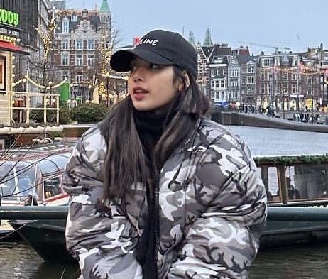 F0RTUNEJEN's tweet photo. trip to remedies | jenlisa au

— wherein a nursing student named maze dozed off on seve’s shoulder while they were riding in a jeepney. seve found her cute and tried to look her up on facebook after seeing her id. https://t.co/hLKXiiaJMK