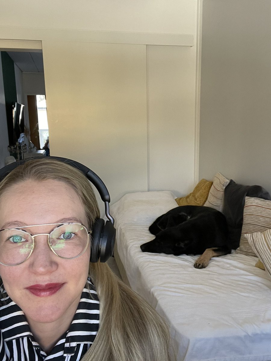 Pidin juuri webinaarin #aurinkosähkö’stä yrityksille <a href="/vare_fi/">Väre</a> ☀️ koira kuorsasi taustalla niin kovaa, että jännitin kuuluuko linjoille. Ei tainnut kuorsaus tarttua, koska kysymyksiä tuli mahtavan paljon! #aurinkopaneelit todella kiinnostaa 🫶🏼 (paitsi meidän koiraa)