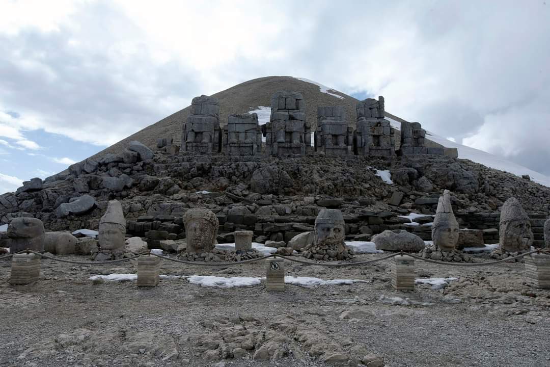 SecanTv's tweet photo. UNESCO Dünya Kültür Miras Listesi'ndeki 2 bin 150 metre rakımlı Nemrut Dağı Ören Yeri'nde bulunan Kommagene Krallığı'na ait anıtsal dev heykeller, depremleri zarar görmeden atlattı.
#nemrutdağı #kahta #Adiyaman #adıyamanhaberleri #secantv https://t.co/zl0pe4wXLT