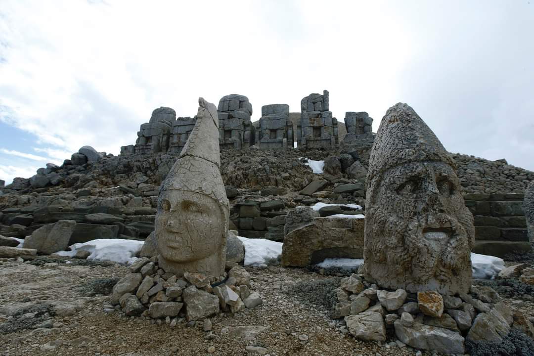 SecanTv's tweet photo. UNESCO Dünya Kültür Miras Listesi'ndeki 2 bin 150 metre rakımlı Nemrut Dağı Ören Yeri'nde bulunan Kommagene Krallığı'na ait anıtsal dev heykeller, depremleri zarar görmeden atlattı.
#nemrutdağı #kahta #Adiyaman #adıyamanhaberleri #secantv https://t.co/zl0pe4wXLT