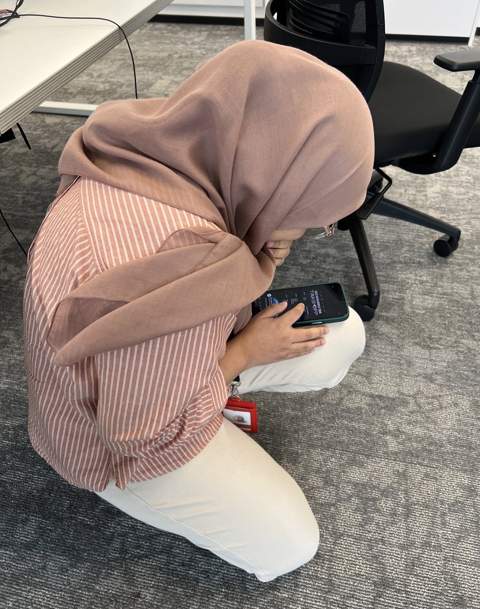 TiraSahar's tweet photo. Pov kawan kau berlari &amp; terduduk depan kau kat office bila ikon announce world tour kat KL hshshshxishkss aku suruh jerit je kat office ni https://t.co/3gdPeCIkCq