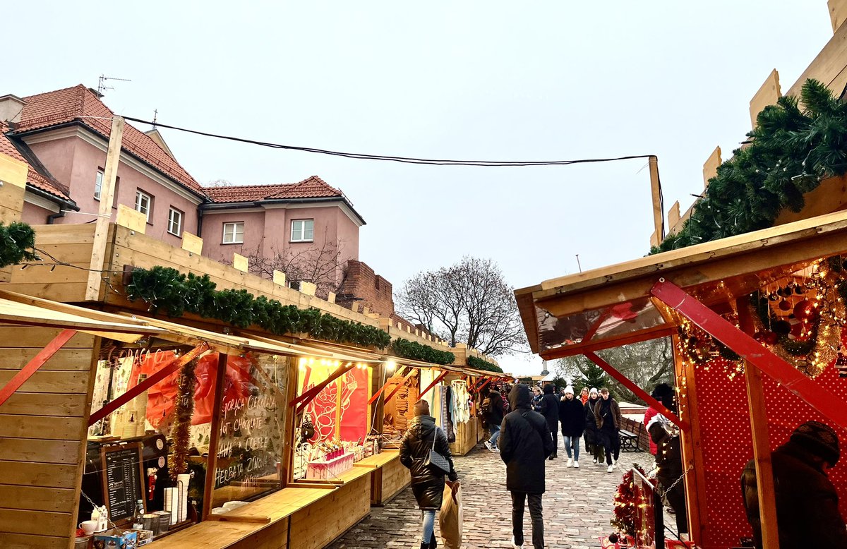 PeaPodExplorer's tweet image. Old town Warsaw! Full of history and beautiful European architecture ! Check out our page peapodexploerers.com