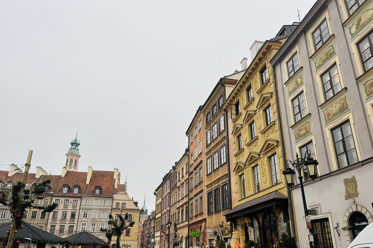 PeaPodExplorer's tweet image. Old town Warsaw! Full of history and beautiful European architecture ! Check out our page peapodexploerers.com