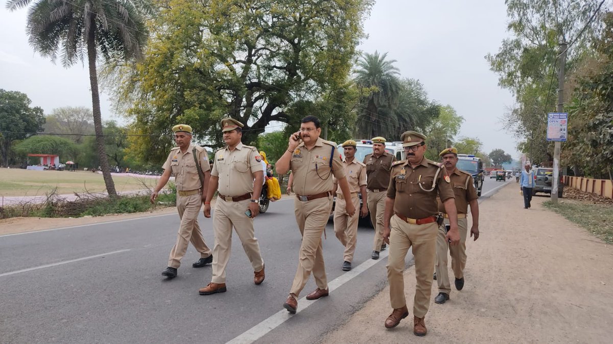 mahobapolice's tweet image. आगामी त्योहारों होली व शब-ए-बारात पर जनपद महोबा में कानून एवं शांति व्यवस्था बनाये रखने के दृष्टिगत #AdSP महोबा द्वारा थाना श्रीनगर क्षेत्र मे भ्रमण कर त्योहारों को शांति के साथ मनाने की अपील की गई साथ ही शांति व्यवस्था भंग करने वालों के खिलाफ कड़ी कार्रवाई करने की चेतावनी दी गई।