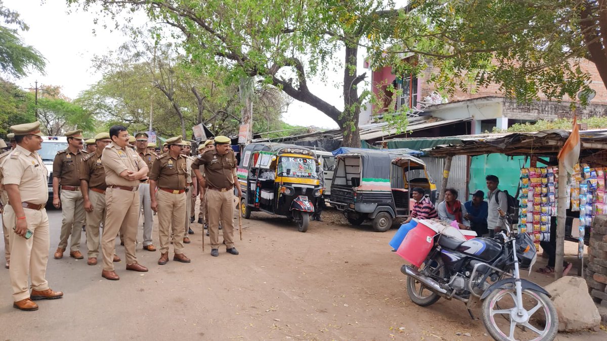 mahobapolice's tweet image. आगामी त्योहारों होली व शब-ए-बारात पर जनपद महोबा में कानून एवं शांति व्यवस्था बनाये रखने के दृष्टिगत #AdSP महोबा द्वारा थाना श्रीनगर क्षेत्र मे भ्रमण कर त्योहारों को शांति के साथ मनाने की अपील की गई साथ ही शांति व्यवस्था भंग करने वालों के खिलाफ कड़ी कार्रवाई करने की चेतावनी दी गई।