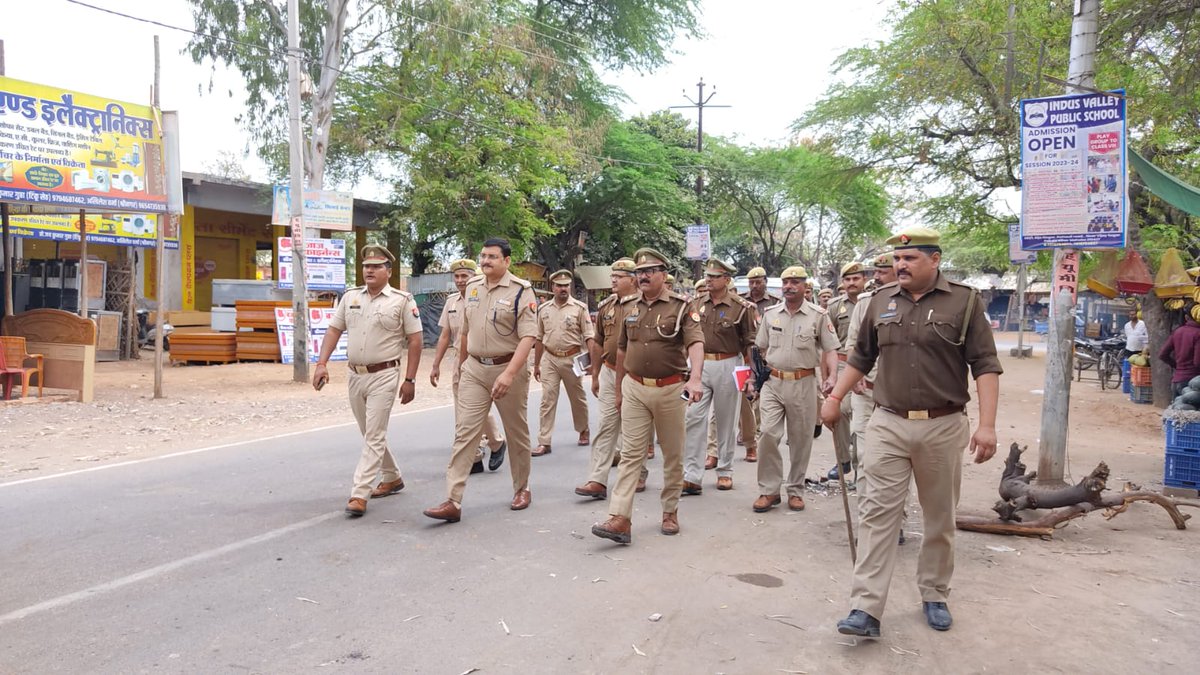 mahobapolice's tweet image. आगामी त्योहारों होली व शब-ए-बारात पर जनपद महोबा में कानून एवं शांति व्यवस्था बनाये रखने के दृष्टिगत #AdSP महोबा द्वारा थाना श्रीनगर क्षेत्र मे भ्रमण कर त्योहारों को शांति के साथ मनाने की अपील की गई साथ ही शांति व्यवस्था भंग करने वालों के खिलाफ कड़ी कार्रवाई करने की चेतावनी दी गई।