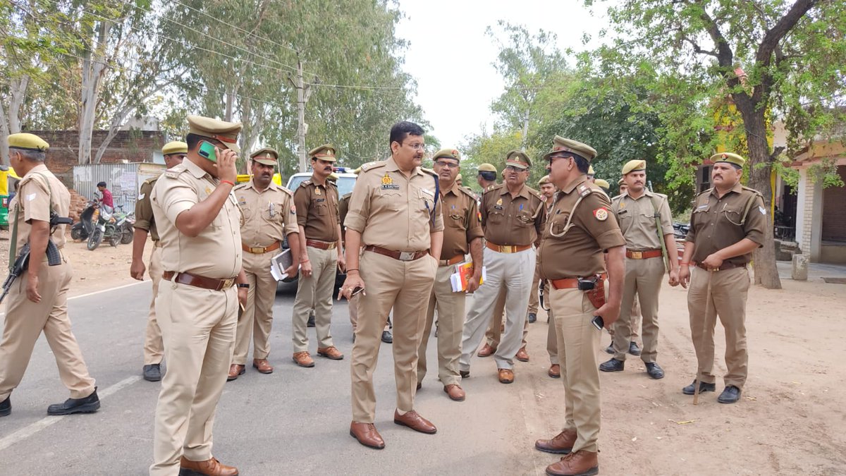 mahobapolice's tweet image. आगामी त्योहारों होली व शब-ए-बारात पर जनपद महोबा में कानून एवं शांति व्यवस्था बनाये रखने के दृष्टिगत #AdSP महोबा द्वारा थाना श्रीनगर क्षेत्र मे भ्रमण कर त्योहारों को शांति के साथ मनाने की अपील की गई साथ ही शांति व्यवस्था भंग करने वालों के खिलाफ कड़ी कार्रवाई करने की चेतावनी दी गई।