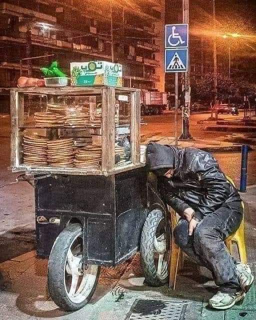 AlnyhSadq's tweet photo. سلام على قلب يرتجف لجلب الخبز لعياله . . https://t.co/R6OZZlNqRG