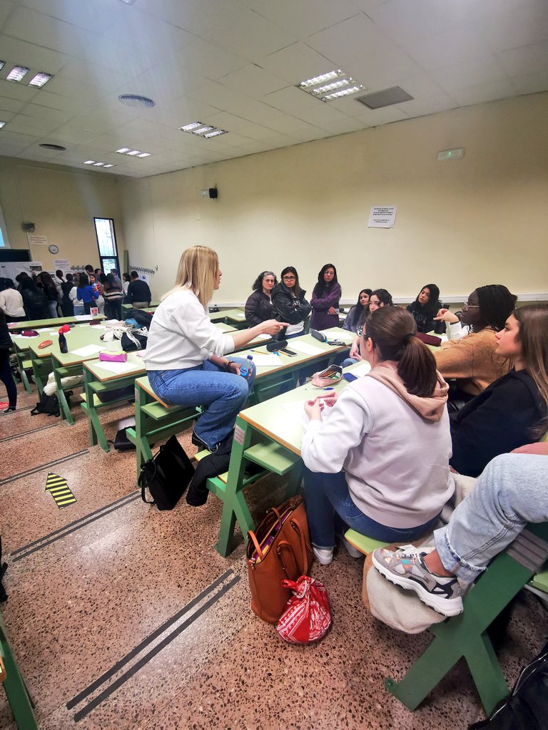 El éxito para llegar al alumnado, consiste en saber establecer la relación de confianza... sino no, no hay más que hacer ya que si no confían en ti y no eres referente para ellos, es difícil que estén interesados en lo que les cuentes
#educación #calidad #confianza