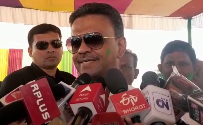 taazatv's tweet image. पश्चिम बंगाल आज डोल मना रहा है और आज ही के दिन तृणमूल नेता अनुब्रत मंडल आसनसोल जेल से दिल्ली ट्रांसफर होंगे। मंत्री @FirhadHakim ने कहा, 'निरंतर दमन लंबे समय तक नहीं चलता'।

#anubratamondal #cattlesmugglingcase #centralagency