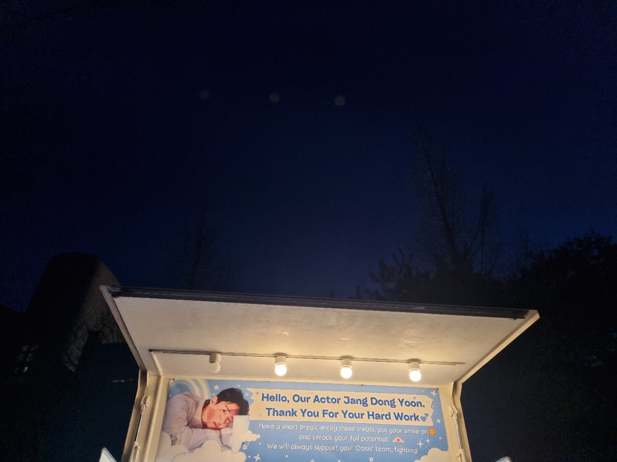 jdy_id's tweet photo. Proyek fans coffee truck untuk drama KBS2 “Oasis” 8 Februari 2023 https://t.co/bTKCFdcbWD