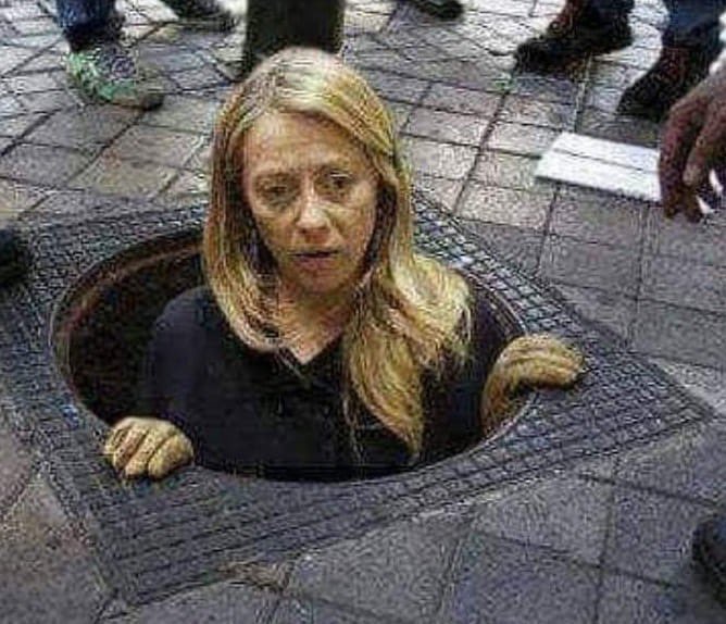 AntoTavolieri's tweet image. #sigarette
Italioti che l’avete votata,fate come la caciottara:andate a fumare nelle fogne!