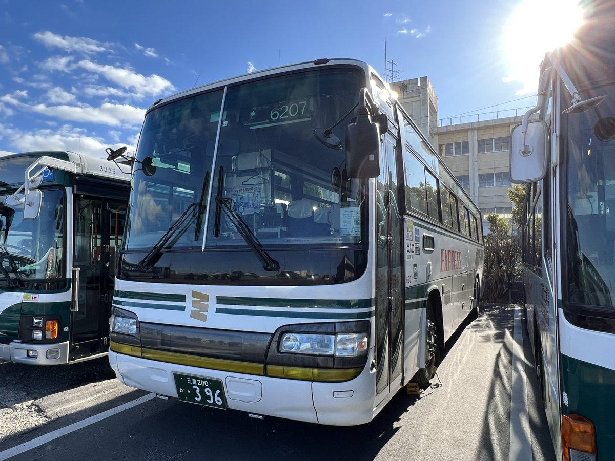 charliejpn81's tweet photo. #Remember2005
#三重交通 桑名営業所🚌
#セレガR って #合掌型ワイパー のバスがあるんですね😲
今まで気にしたことがありませんでした😅
セレガRにはまたまだ活躍してほしいですね🤗
#三交 https://t.co/XKqZ2rZv3D