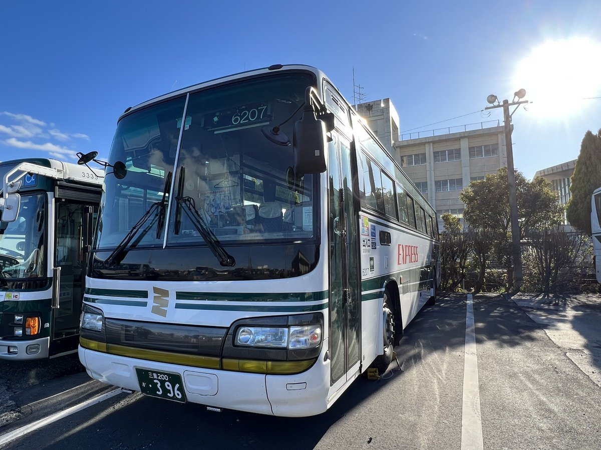 charliejpn81's tweet photo. #Remember2005
#三重交通 桑名営業所🚌
#セレガR って #合掌型ワイパー のバスがあるんですね😲
今まで気にしたことがありませんでした😅
セレガRにはまたまだ活躍してほしいですね🤗
#三交 https://t.co/XKqZ2rZv3D