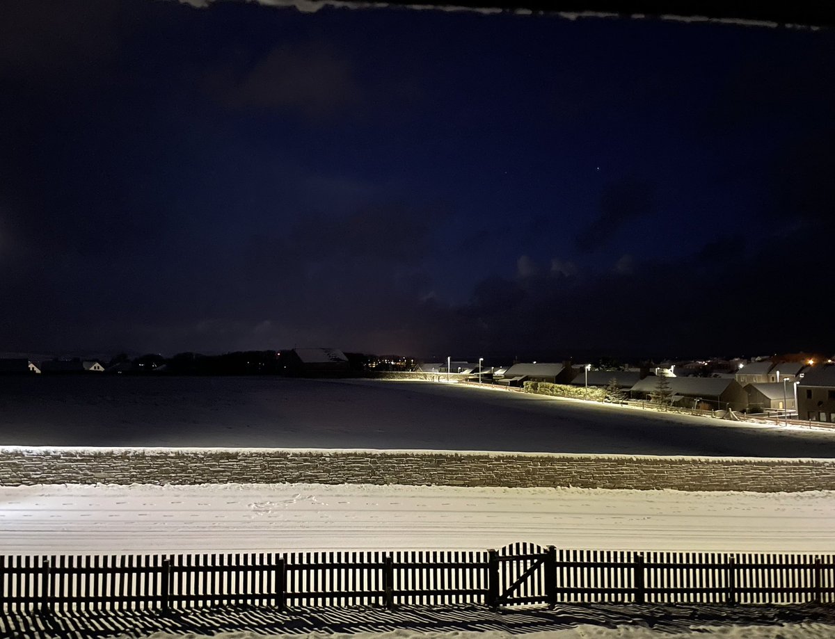 OSufferer's tweet image. Will it go or won't it? ✈️

 Been watching the weather all night, unable to sleep 🌚 for thinking about whether I will get off the island or not. 

I do hope so. I have to get up in 50 minutes to get ready. Let's hope that it's not wasted energy 🔋 

#snowinmarch #orkney