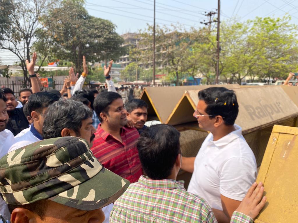 AkashSharmaINC's tweet photo. आज सुबह @Devendra_1925 जी के ईडी कार्यालय जाने से पूर्व युवा साथियों के साथ उनसे मुलाकात की।

आप अकेले नहीं भैया हम सभी आपके साथ खड़े हैं। https://t.co/Tvg5duOWYx