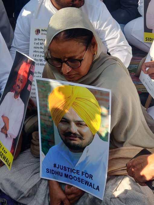Simarjeet Singh Bains (@simarjeet_bains) on Twitter photo ਇੱਕ ਸਾਲ ਤੋ ਨੋਜਵਾਨ ਪੁੱਤ ਦੀ ਹੋਈ ਮੌਤ ਦਾ ਇਨਸਾਫ ਲੈਣ ਲਈ <a href="/iSidhuMooseWala/">Sidhu Moose Wala</a> ਦੇ ਮਾਤਾ ਪਿਤਾ ਨੂੰ ਮਜ਼ਬੂਰ ਅਤੇ ਦੁੱਖੀ ਹੋ ਕੇ ਮੱਲਣਾ ਪਿਆ ਵਿਧਾਨ ਸਭਾ ਦਾ ਬੂਹਾ, ਪੰਜਾਬ ਨੂੰ ਧਰਨਾ ਮੁਕਤਾ ਕਰਨ ਵਾਲੀ <a href="/BhagwantMann/">Bhagwant Mann</a> ਸਰਕਾਰ ਹਰ ਥਾਂ ਤੇ ਫ਼ੇਲ੍ਹ।
#justiceforsidhumossewala ਇੱਕ ਸਾਲ ਤੋ ਨੋਜਵਾਨ ਪੁੱਤ ਦੀ ਹੋਈ ਮੌਤ ਦਾ ਇਨਸਾਫ ਲੈਣ ਲਈ <a href="/iSidhuMooseWala/">Sidhu Moose Wala</a> ਦੇ ਮਾਤਾ ਪਿਤਾ ਨੂੰ ਮਜ਼ਬੂਰ ਅਤੇ ਦੁੱਖੀ ਹੋ ਕੇ ਮੱਲਣਾ ਪਿਆ ਵਿਧਾਨ ਸਭਾ ਦਾ ਬੂਹਾ, ਪੰਜਾਬ ਨੂੰ ਧਰਨਾ ਮੁਕਤਾ ਕਰਨ ਵਾਲੀ <a href="/BhagwantMann/">Bhagwant Mann</a> ਸਰਕਾਰ ਹਰ ਥਾਂ ਤੇ ਫ਼ੇਲ੍ਹ।
#justiceforsidhumossewala