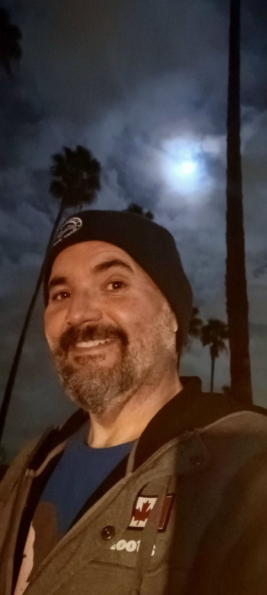 outtapez's tweet photo. Cool night, palm trees swaying, and a cluttered mind.
#NotBadForAMonday https://t.co/VD9mGbaYr3