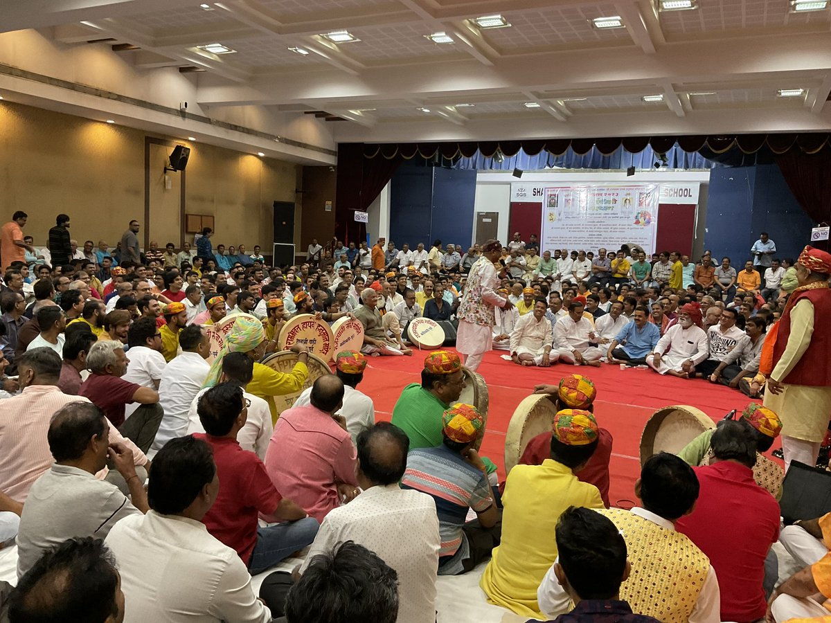 sanjaynirupam's tweet photo. मुंबई का राजस्थानी समाज हर साल धूमधाम से होली संगीत का आयोजन करता है।
और हर साल आयोजक बड़े आग्रह से मुझे बुलाते हैं।
मैं भी उनके साथ होली की ख़ुशियाँ बाँटने का लोभ संवरण नहीं कर पाता हूँ।
कल का आयोजन।
#HappyHoli https://t.co/MIeIYxmkpt