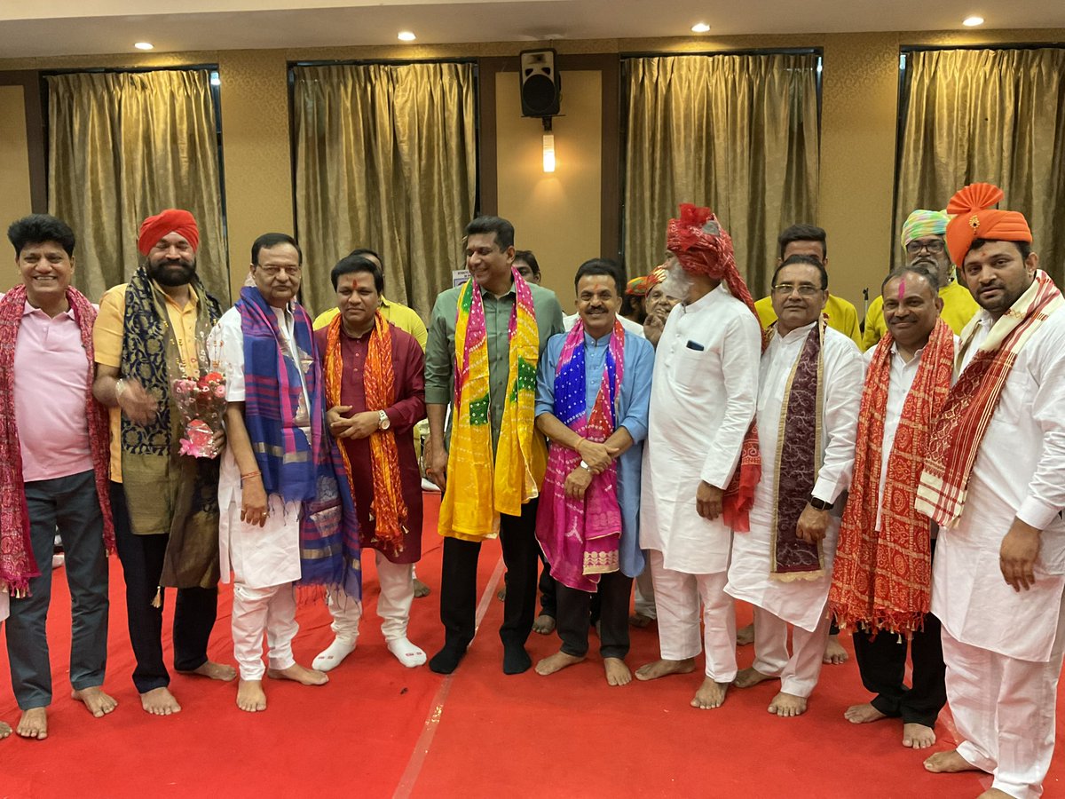 sanjaynirupam's tweet photo. मुंबई का राजस्थानी समाज हर साल धूमधाम से होली संगीत का आयोजन करता है।
और हर साल आयोजक बड़े आग्रह से मुझे बुलाते हैं।
मैं भी उनके साथ होली की ख़ुशियाँ बाँटने का लोभ संवरण नहीं कर पाता हूँ।
कल का आयोजन।
#HappyHoli https://t.co/MIeIYxmkpt