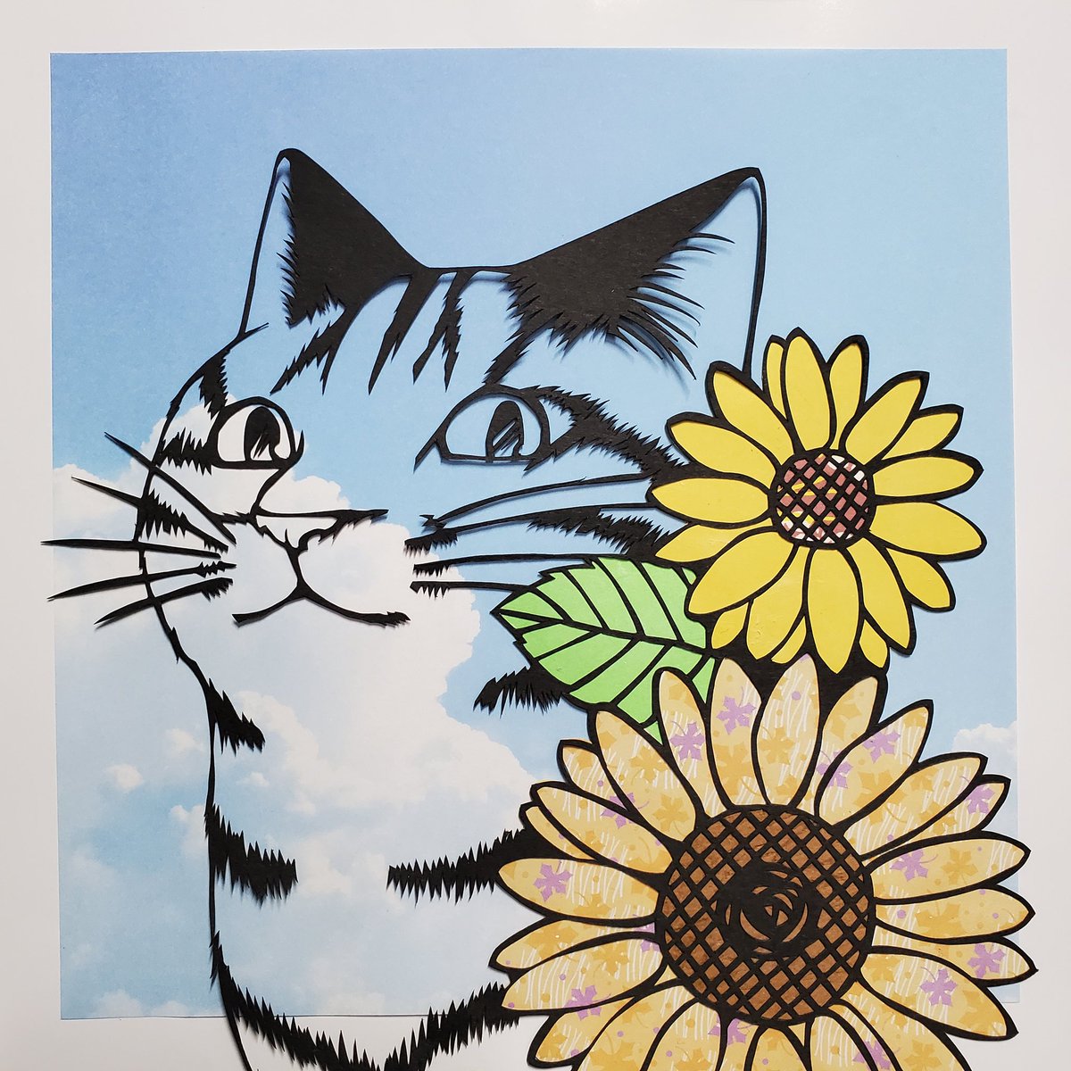 ATkirie's tweet photo. 向日葵

以前作ったのと若干色や背景デザインが違います
下絵を作ったのが夏だったので夏満喫しまくってるデザインでした
今は極寒の冬ですけどネ……

 #ねこといっしょ #NYAWREKA  #切り絵 #保護猫 https://t.co/ONbwn8paYs