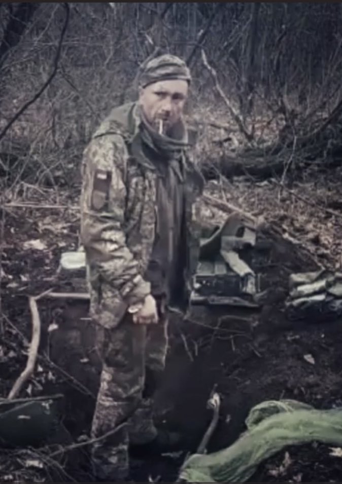 ArtistHanmo's tweet photo. 这位宁死不屈的乌克兰英雄，或成为战争转折期的标志人物。视频激起了乌克兰人和全世界正义人士的愤怒，在展现乌克兰人竖强抵抗意志的同时，更加清楚展现了俄罗斯宣传战的颠倒黑白、杀戮的血腥残暴，以及对日内瓦国际公约的肆意践踏。
除了以血还血，以牙还牙，再没有什么能制止俄罗斯这头疯狂的野兽。 https://t.co/pLs8Mr9yNm