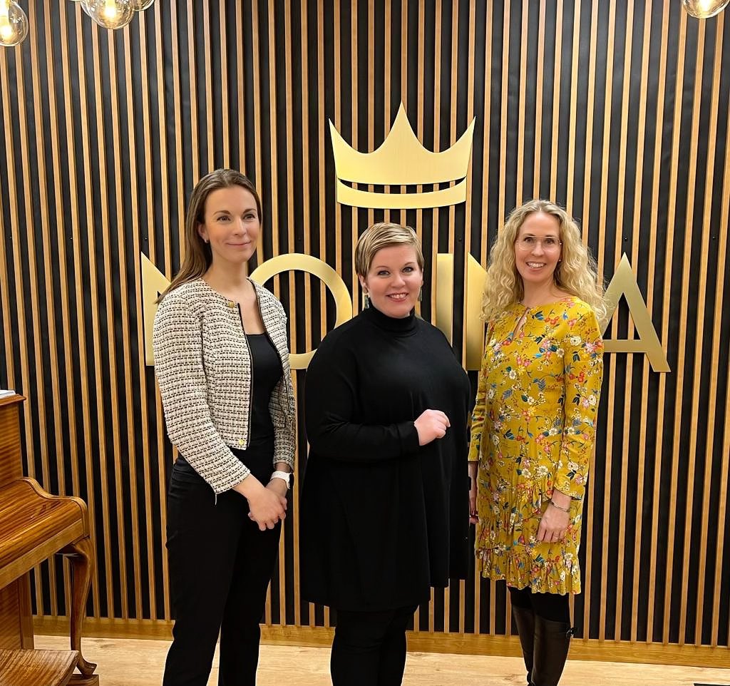 Keskustelua eilen Nonna Linnassa turvallisesta ikääntymisestä <a href="/AnnikaSaarikko/">Annika Saarikko</a>, Saija Mustonen sekä talon henkilökunnan ja ikäihmisten kanssa. Illan keskiössä oli, miten Suomi varautuu ja sopeutuu ikääntymiseen. #nonnagroup on ratkomassa tätä ongelmaa ja haastaa muut mukaan. #sote