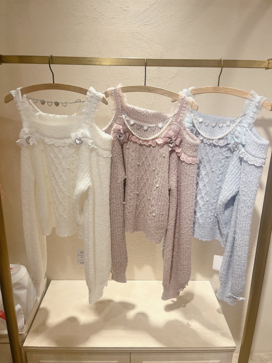 LIZLISAパールお花のボタン付きオフショルニット - メルカリ