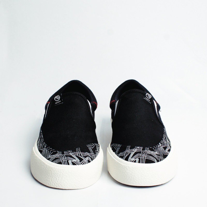 ￼Sepatu lokal Raingel Slip On Elektron Black white ✨

shope.ee/409PAL8QXB