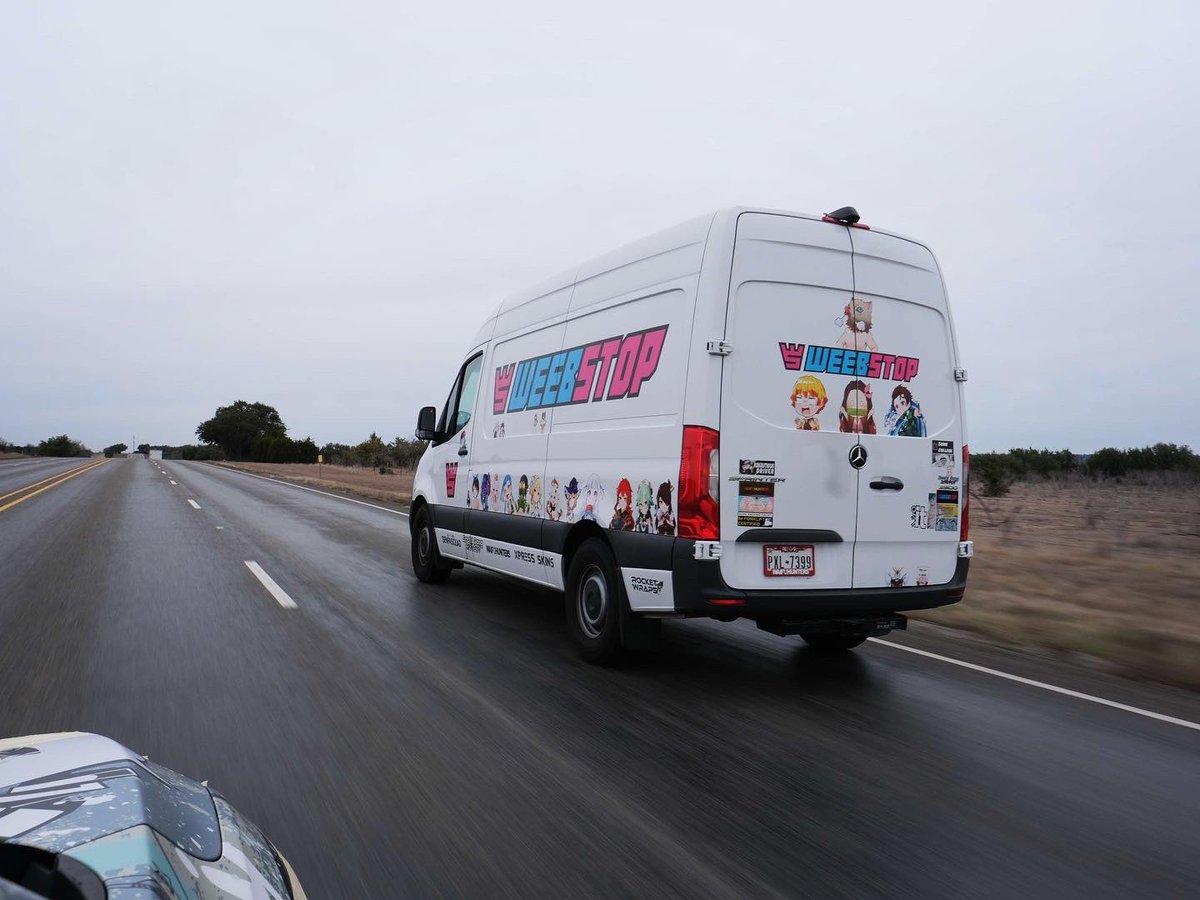 Bunsama0_0's tweet photo. Was able to get a picture of our @TheWeebStop van rolling, when we were on our road trip to Vegas from Houston Texas. #weebstop #sprintervan https://t.co/rQ6Qdf3xgK