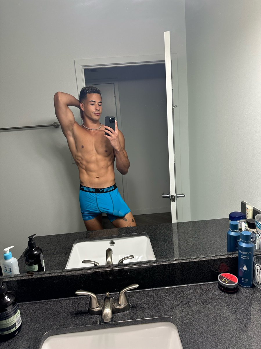 xKapiix's tweet photo. I need a hand with my third leg.. any volunteers? 😈 #fitness 
https://t.co/9kqM17H4Pa https://t.co/BO81IVF5xZ