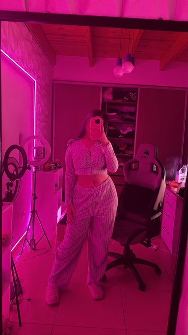 A dormir 😴 ma&ntilde;ana stream mostr&aacute;ndoles cosas y prob&aacute;ndome ropa que compre en mexico 🤙🏻✨ https://t.co/